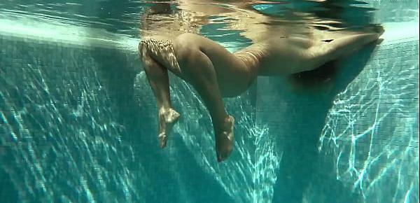  Olla Oglaebina aka Vyvan Hill underwater naked